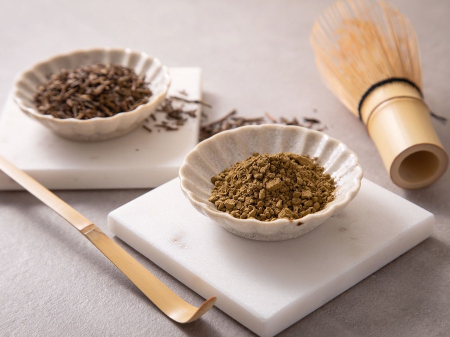 Hojicha Tee als ganzes Blatt und als Pulver