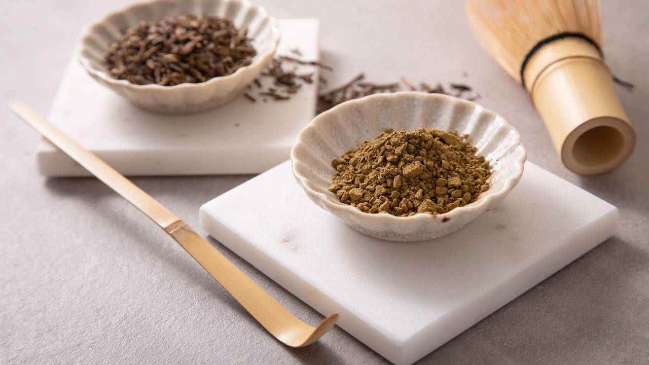 Hojicha Tee als ganzes Blatt und als Pulver