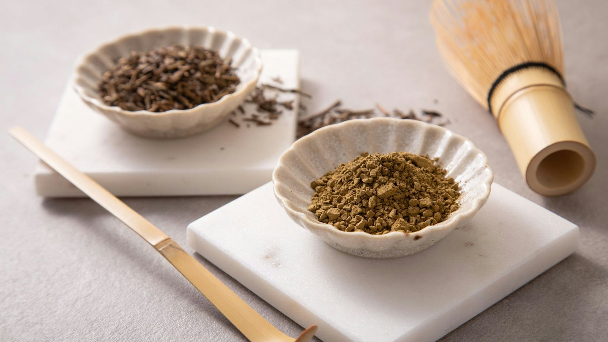 Hojicha Tee als ganzes Blatt und als Pulver