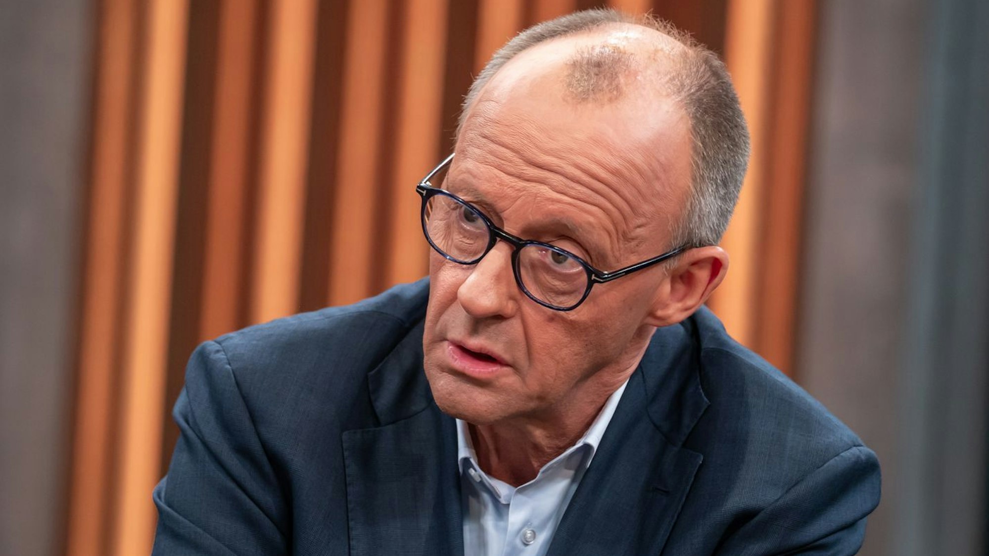 Freut sich auf die Fußball-WM und über den Schalke-Aufstieg: Auch das durfte Friedrich Merz im Ersten loswerden. (Bild: ARD/ Thomas Ernst)