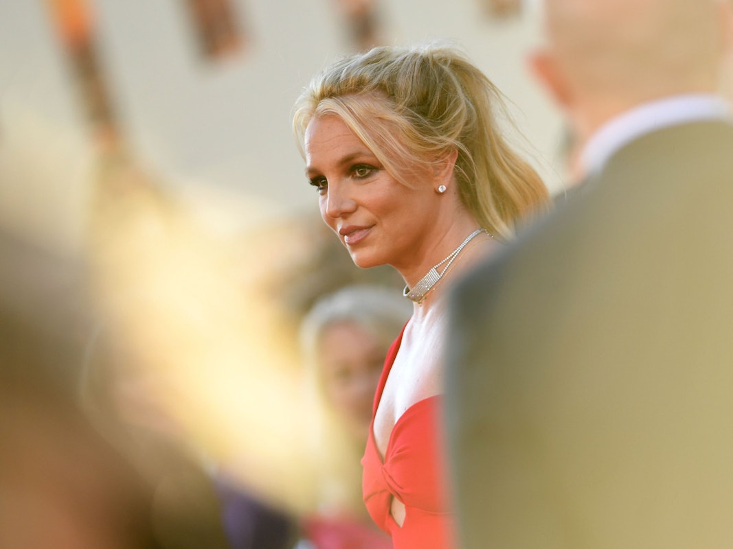 US-Sängerin Britney Spears posiert auf dem roten Teppich für die Kamera.