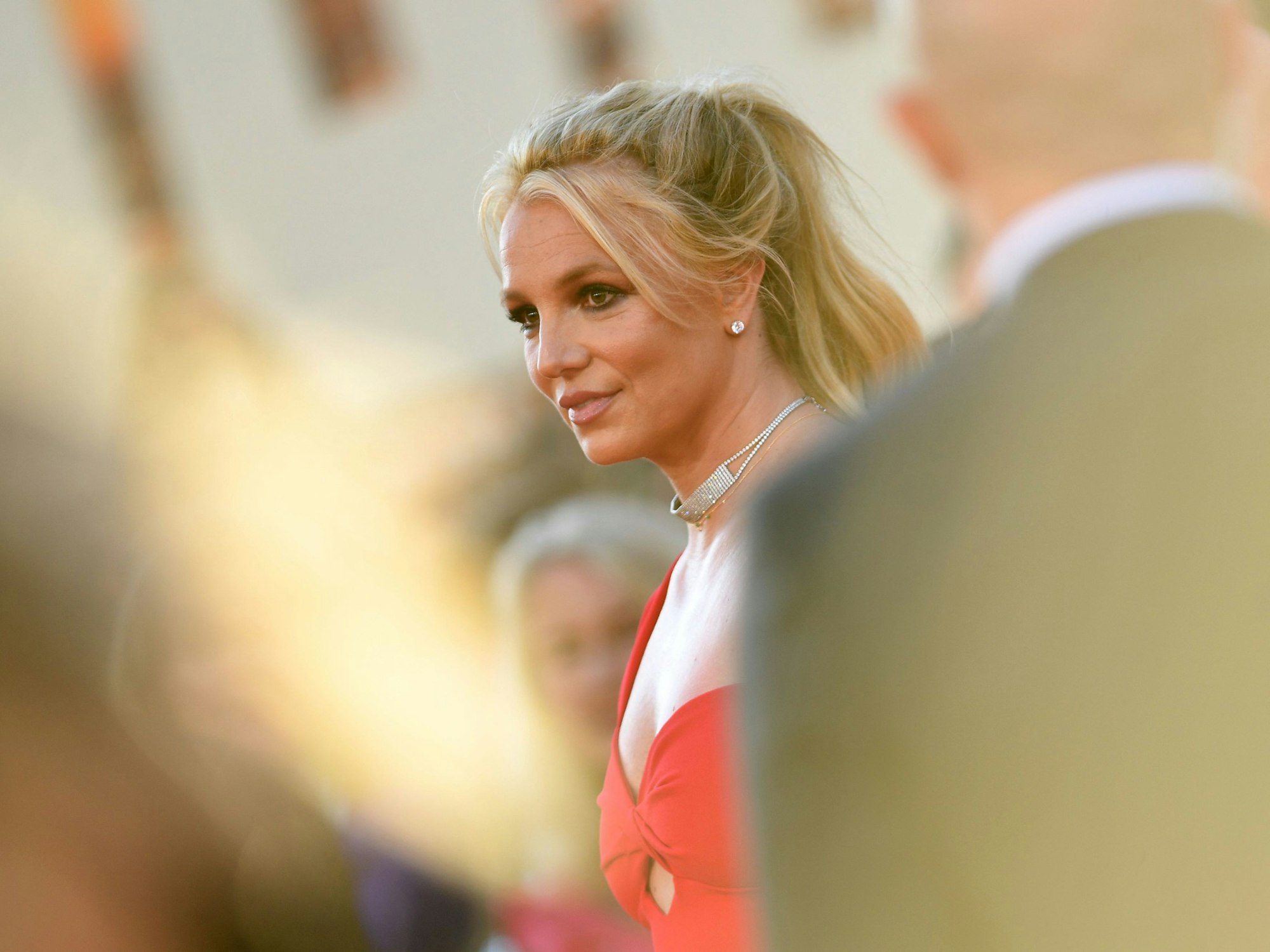 US-Sängerin Britney Spears posiert auf dem roten Teppich für die Kamera.