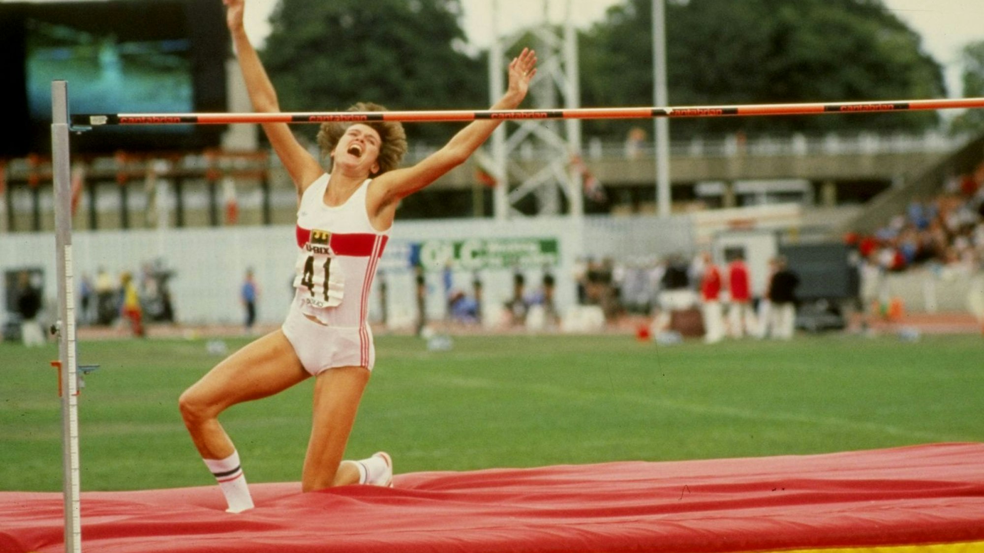 Ein weiterer Höhepunkt in Ulrike Meyfarths Karriere: 1983 stellte sie bei einem Wettbewerb in London mit 2,03 Meter einen neuen Weltrekord im Hochsprung auf. (Bild: Allsport UK /Allsport/Getty Images)