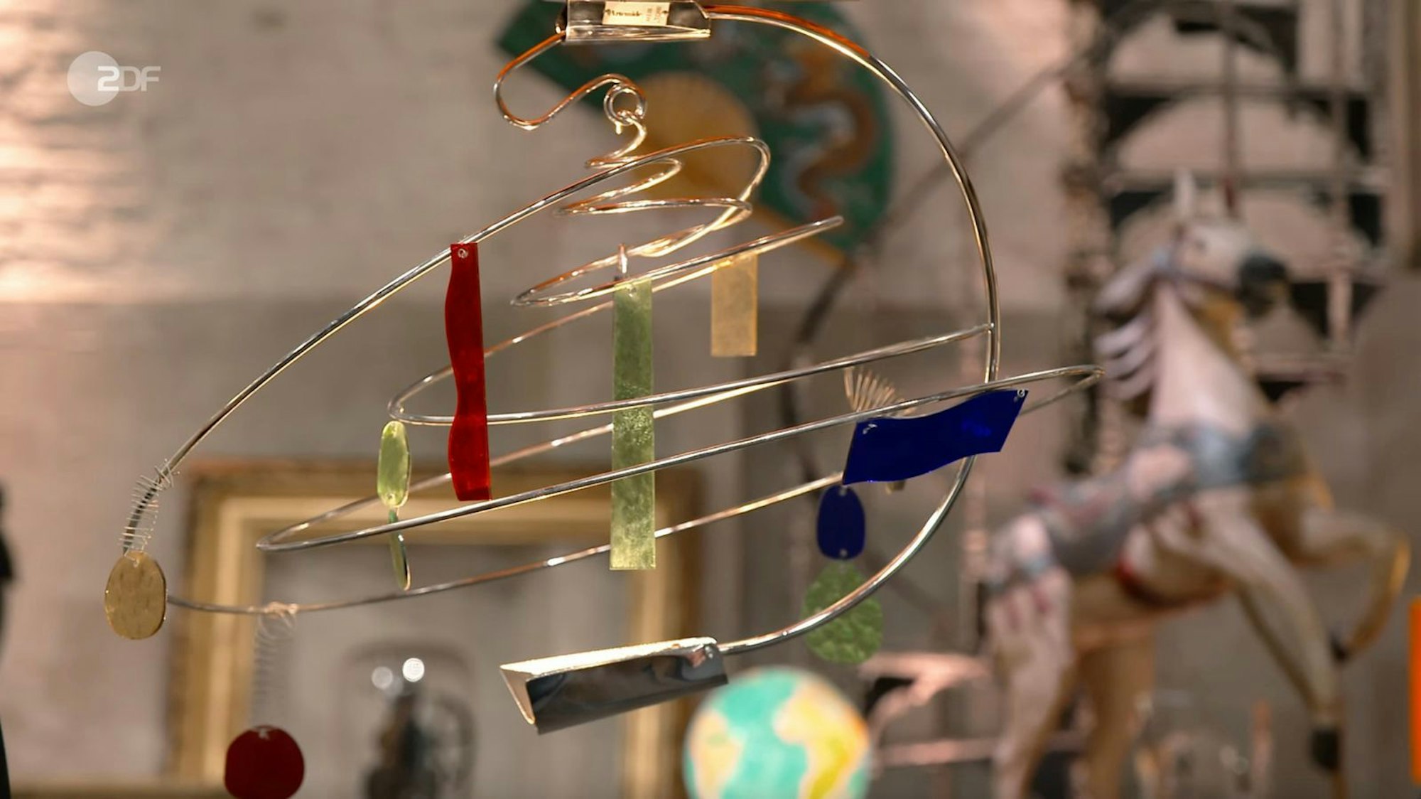 Eine Leuchte von Artemide aus Mailand schrieb Annika Raßbach im Design Toni Cordero zu. (Bild: ZDF)