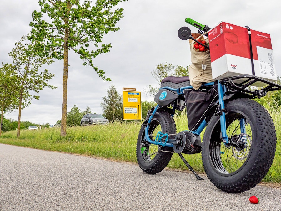 E-Bike mit Kiste und Früchten