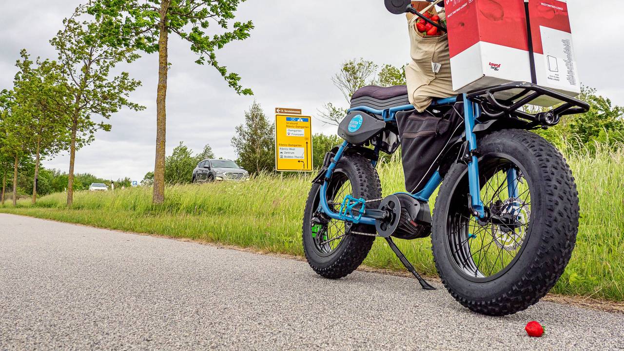E-Bike mit Kiste und Früchten