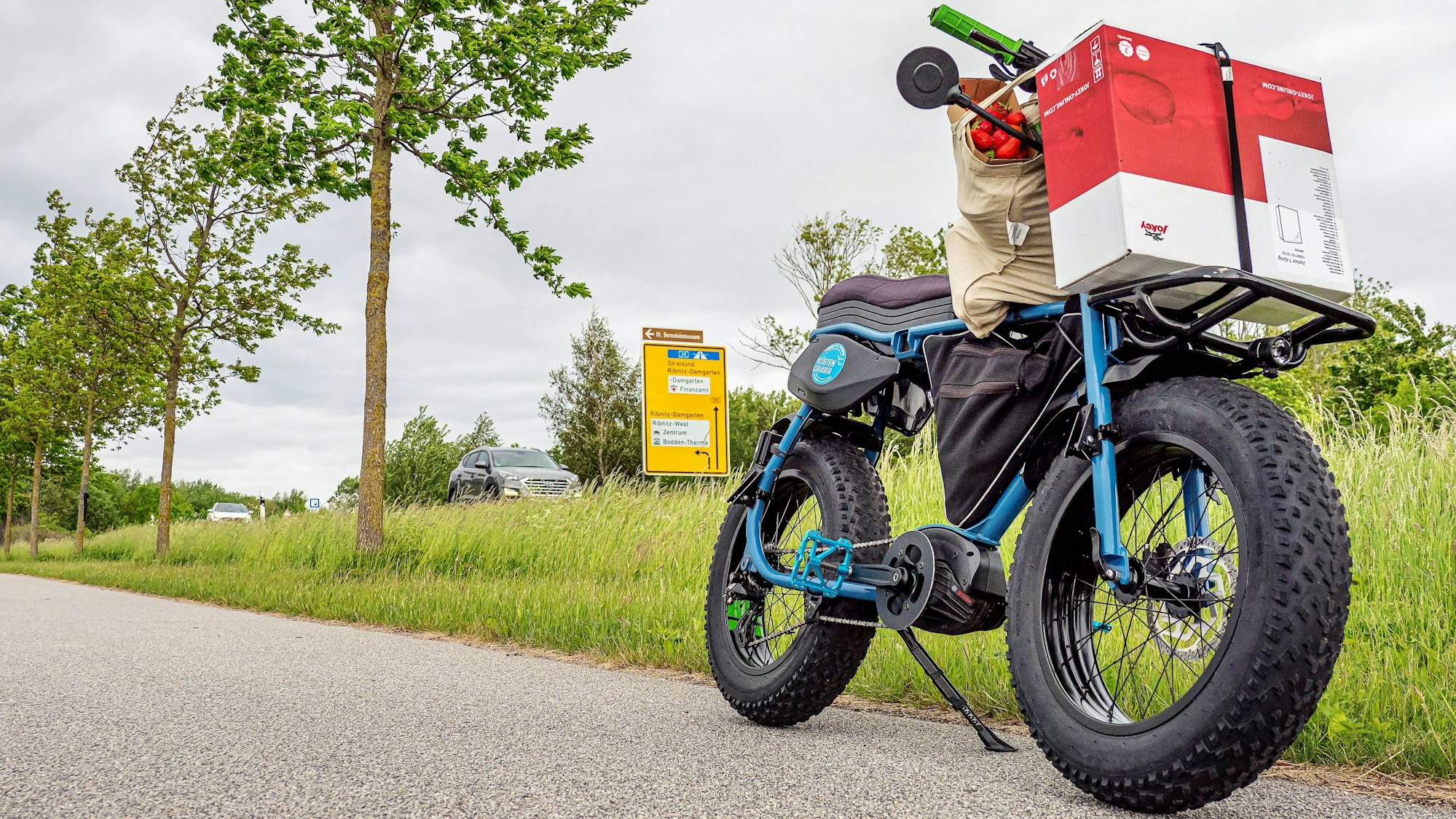E-Bike mit Kiste und Früchten