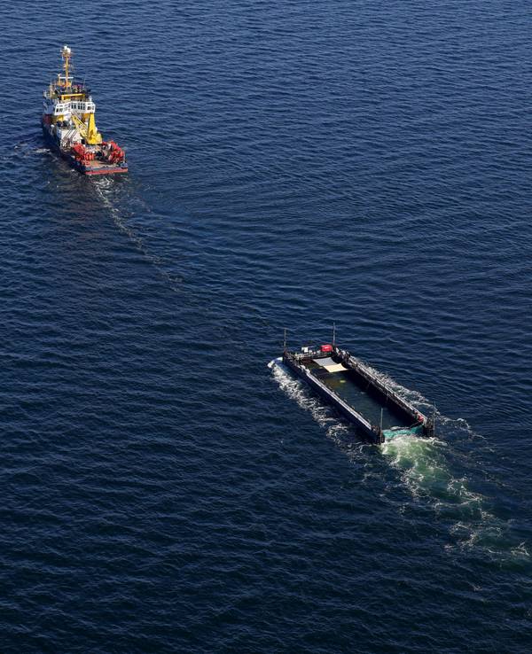 Der Buckelwal wird in seiner Barge vom Schlepper Fortuna B entlang der dänischen Küste in Höhe Aarhus in Richtung Nordsee durch die Ostsee gezogen, die Robin Hood begleitet den Konvoi weiterhin.(Luftaufnahme aus Flugzeug)