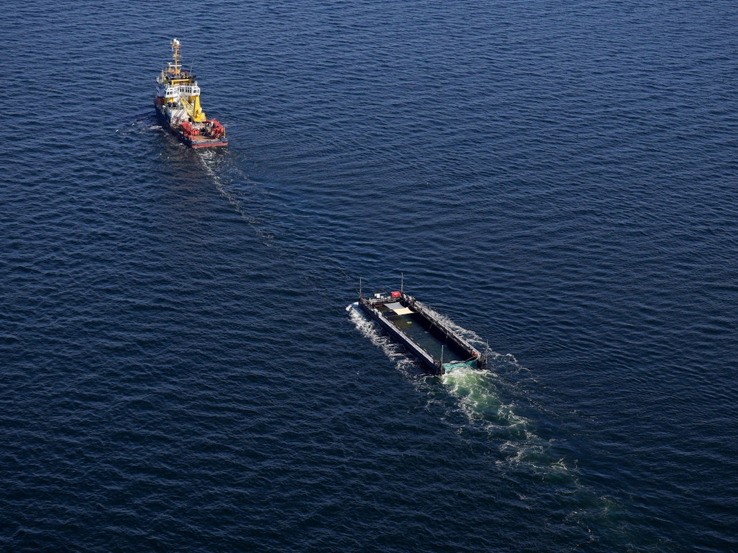 Der Buckelwal wird in seiner Barge vom Schlepper Fortuna B entlang der dänischen Küste in Höhe Aarhus in Richtung Nordsee durch die Ostsee gezogen, die Robin Hood begleitet den Konvoi weiterhin.(Luftaufnahme aus Flugzeug)
