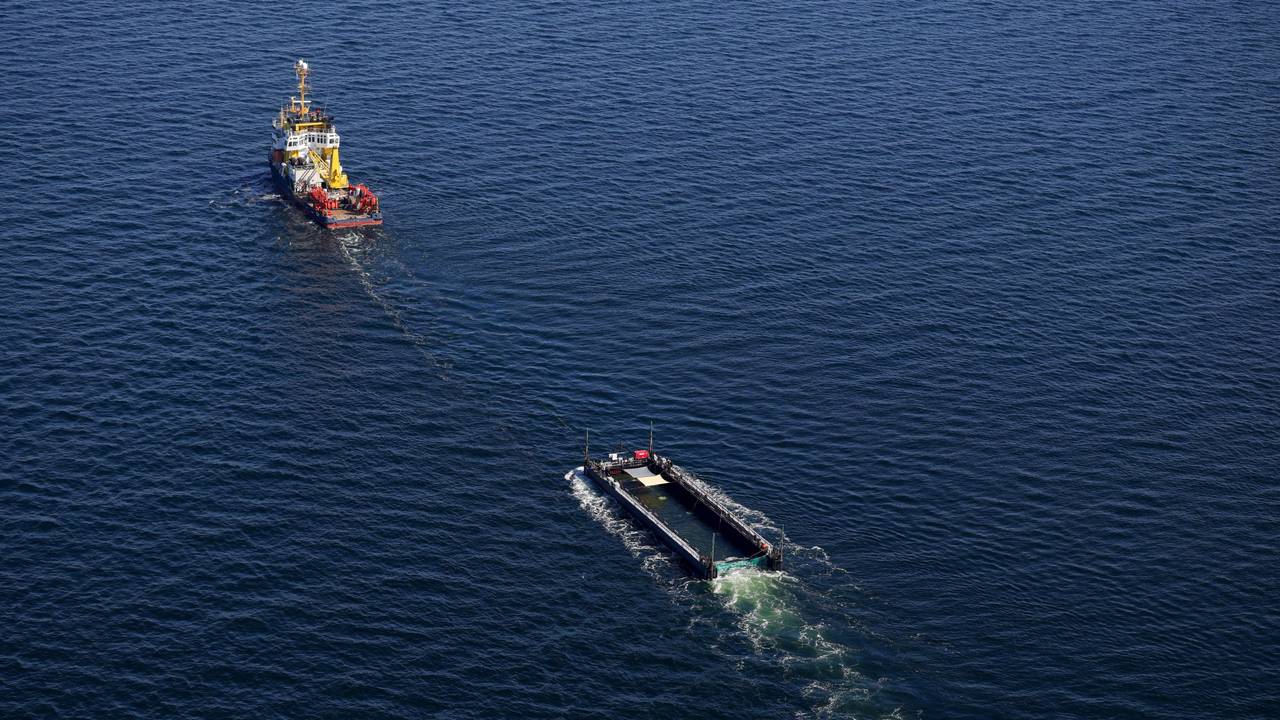 Der Buckelwal wird in seiner Barge vom Schlepper Fortuna B entlang der dänischen Küste in Höhe Aarhus in Richtung Nordsee durch die Ostsee gezogen, die Robin Hood begleitet den Konvoi weiterhin.(Luftaufnahme aus Flugzeug)