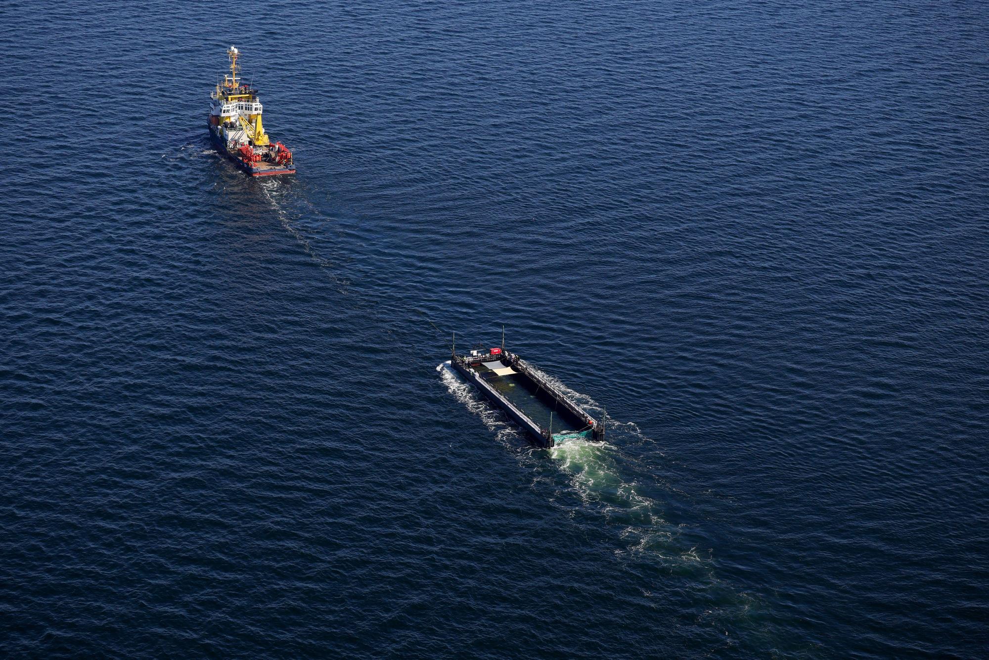 Der Buckelwal wird in seiner Barge vom Schlepper Fortuna B entlang der dänischen Küste in Höhe Aarhus in Richtung Nordsee durch die Ostsee gezogen, die Robin Hood begleitet den Konvoi weiterhin.(Luftaufnahme aus Flugzeug)