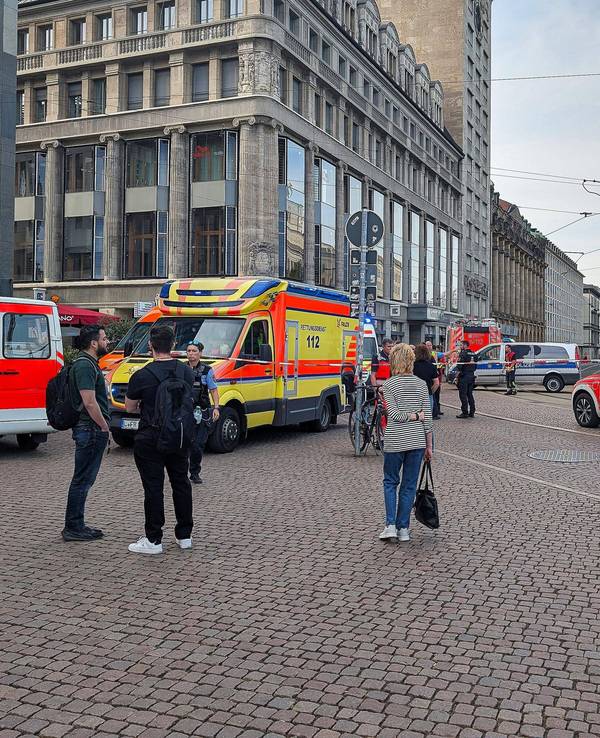 Auto fährt in Leipzig in Menschenmenge: Der Vorfall ereignete sich in der Innenstadt, der Bereich zwischen Augustusplatz und Ritterstraße wurde abgesperrt.
