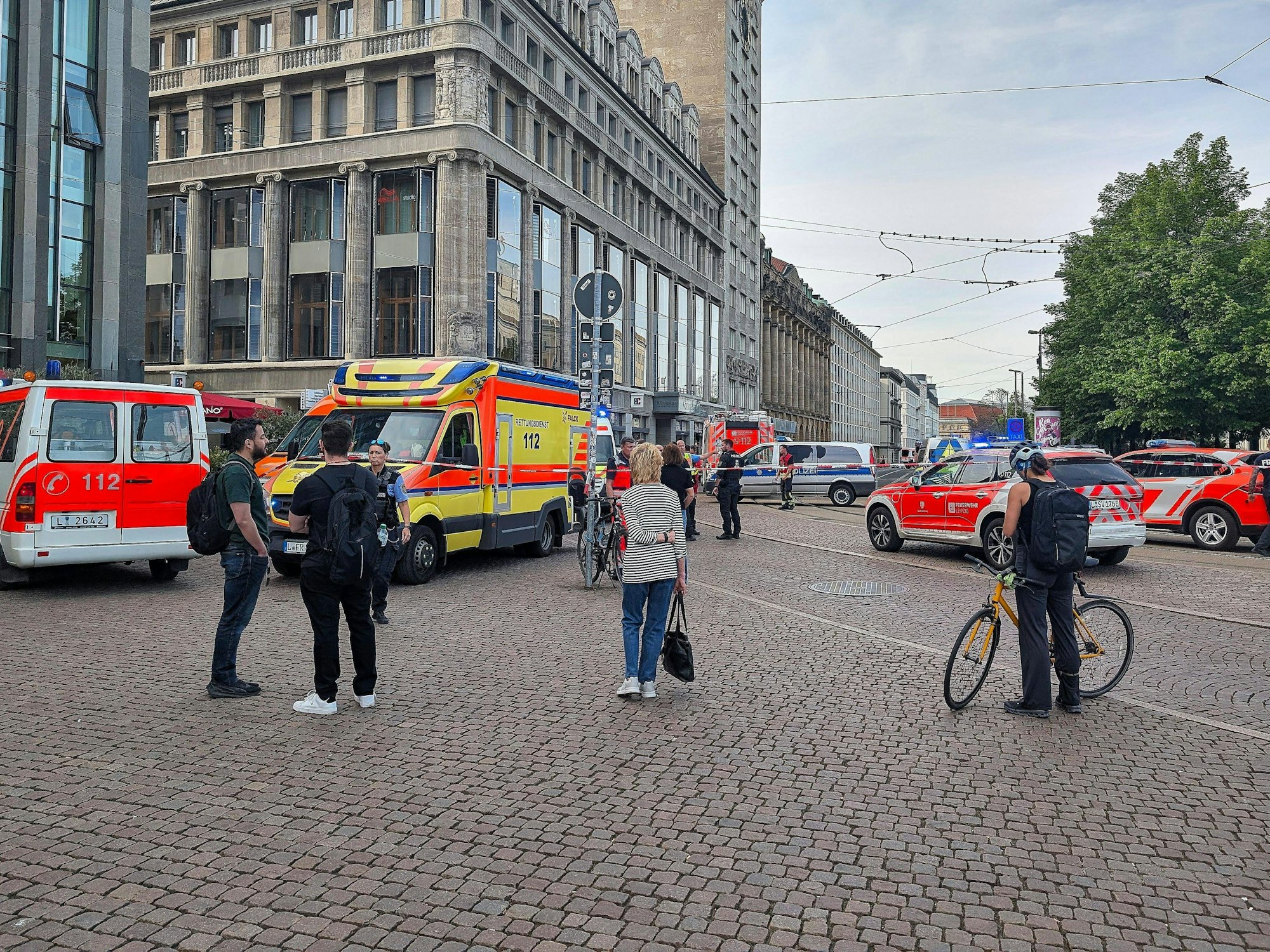 Auto fährt in Leipzig in Menschenmenge: Der Vorfall ereignete sich in der Innenstadt, der Bereich zwischen Augustusplatz und Ritterstraße wurde abgesperrt.