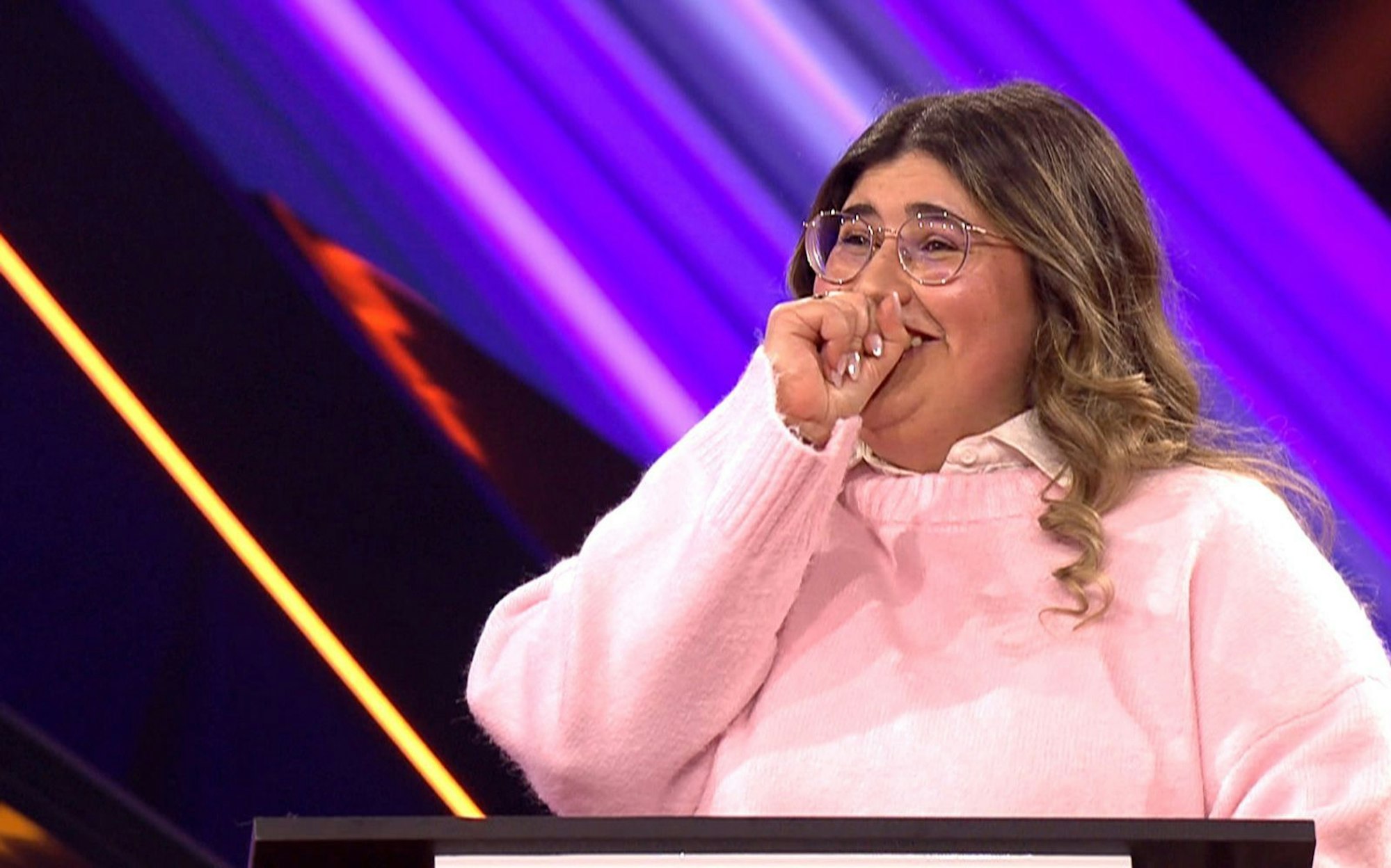 Kandidatin Gizem bringt den Moderator mit einer Geschichte zum Staunen. (Bild: RTL)