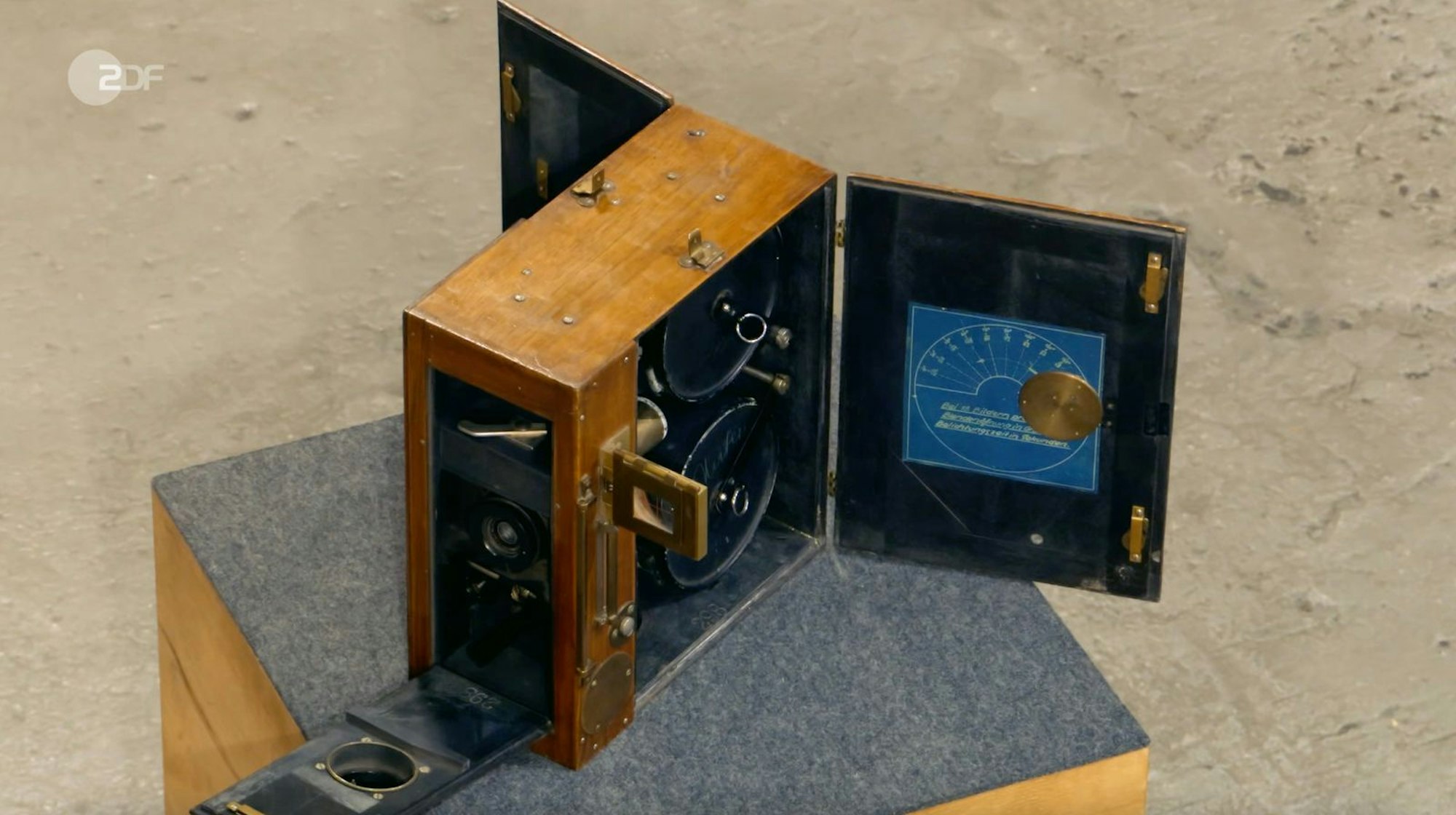 Als weiteres Objekt der Sendung wurde eine Stummfilm-Kamera von Expertin Annika Raßbach auf 1921 bis 1929 datiert. (Bild: ZDF)