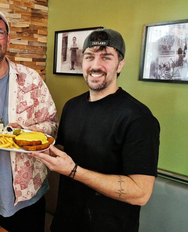 Rapper Marteria (links) und der Pfeiler Grill launchen ein neues Gericht, das zum Kultgericht werden soll.