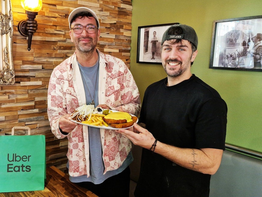 Rapper Marteria (links) und der Pfeiler Grill launchen ein neues Gericht, das zum Kultgericht werden soll.