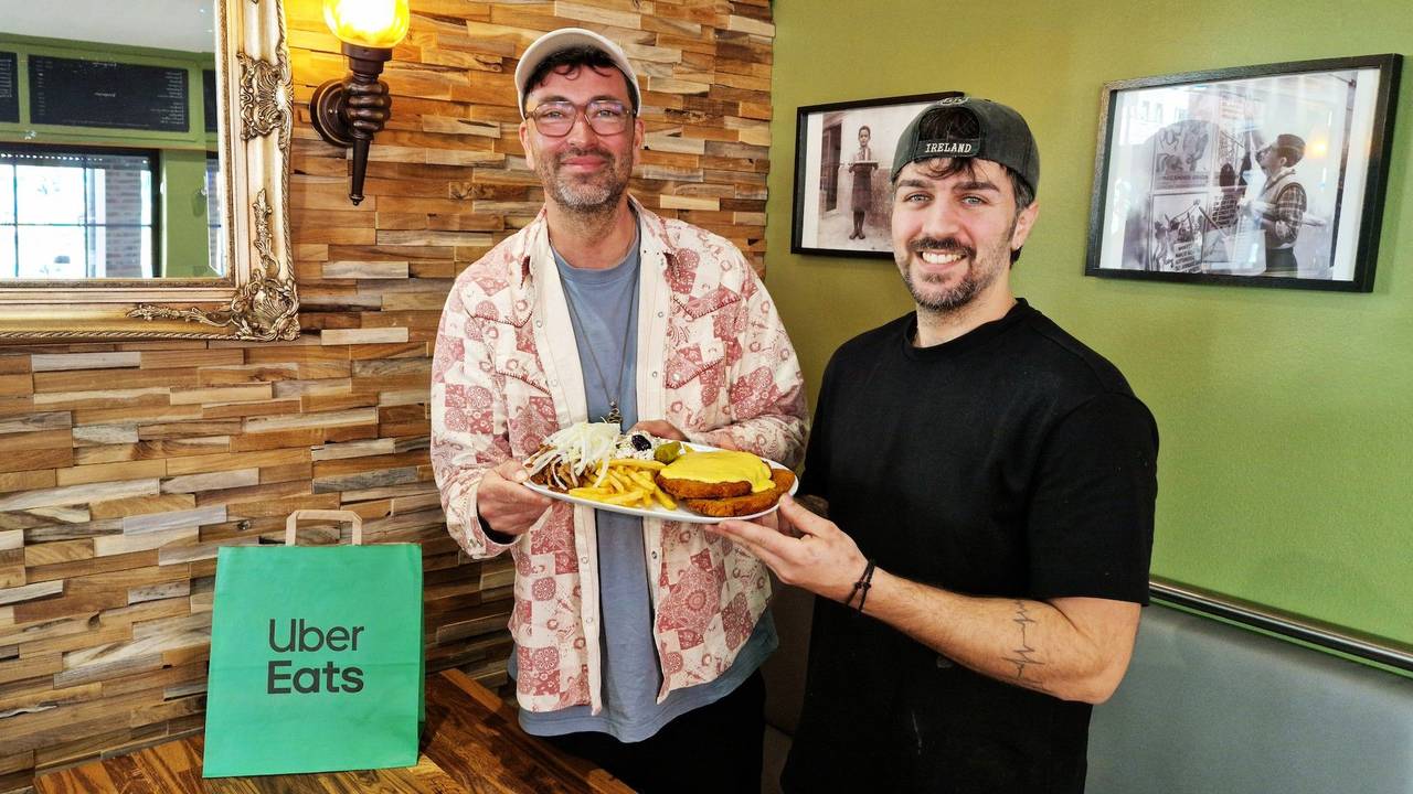 Rapper Marteria (links) und der Pfeiler Grill launchen ein neues Gericht, das zum Kultgericht werden soll.