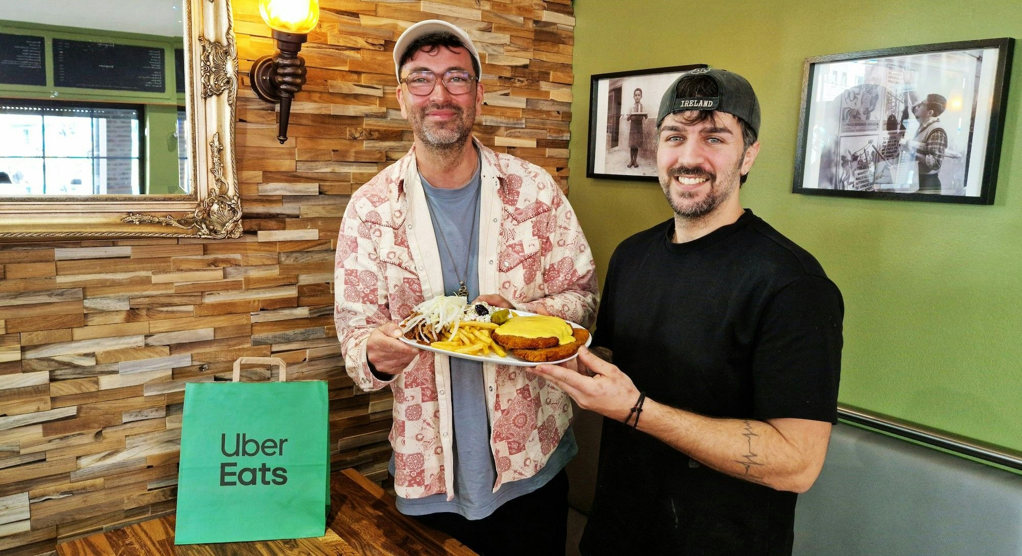 Rapper Marteria (links) und der Pfeiler Grill launchen ein neues Gericht, das zum Kultgericht werden soll.