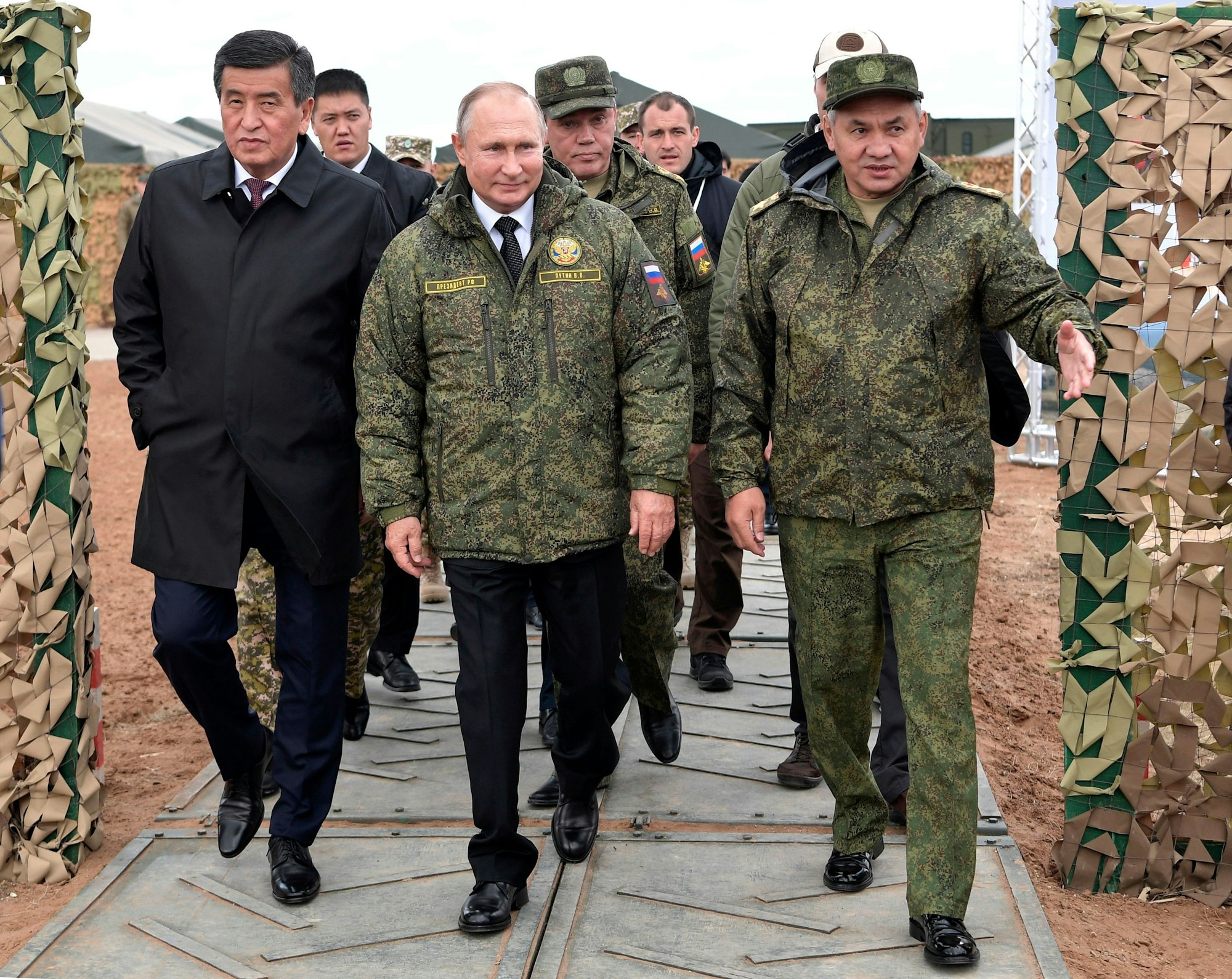 Putin neben Verteidigungsminister Sergei Schoigu (rechts, Archivbild).
