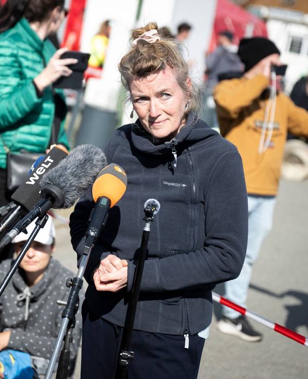 Tierärztin Dr. Kirsten Tönnies spricht vor Medienvertretern.