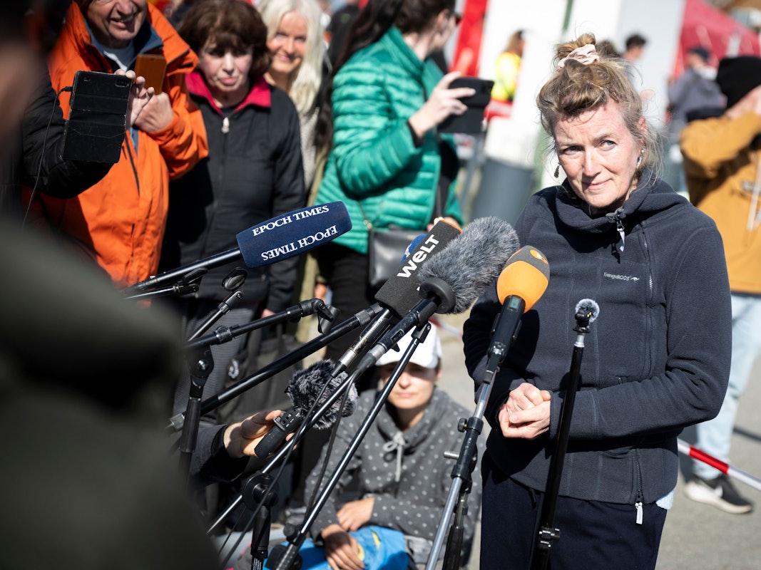 Tierärztin Dr. Kirsten Tönnies spricht vor Medienvertretern.