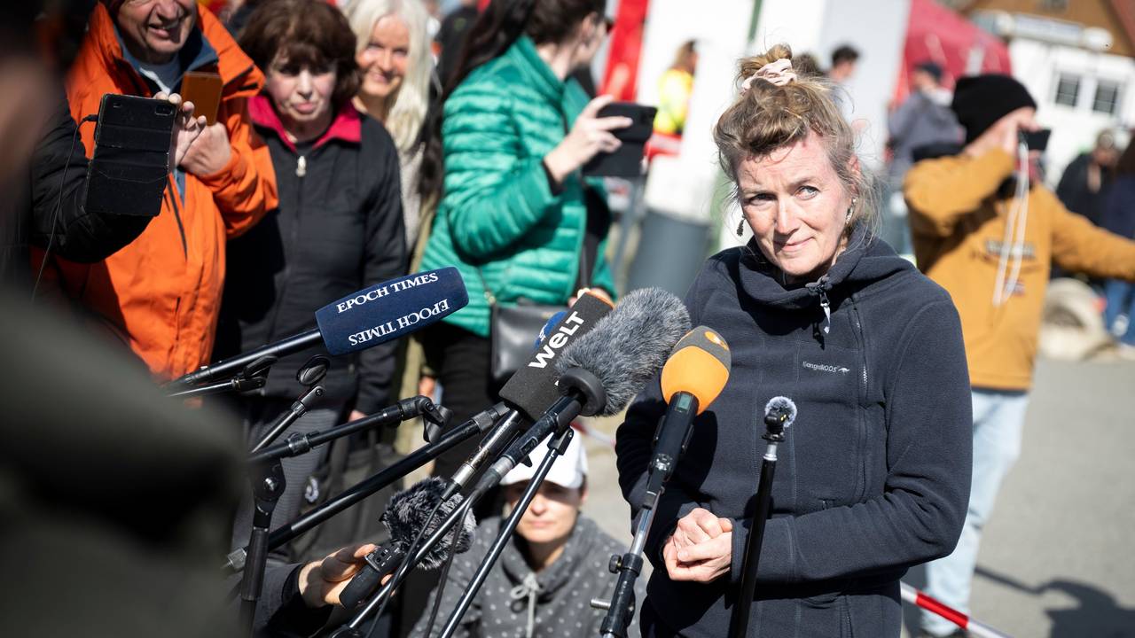 Tierärztin Dr. Kirsten Tönnies spricht vor Medienvertretern.
