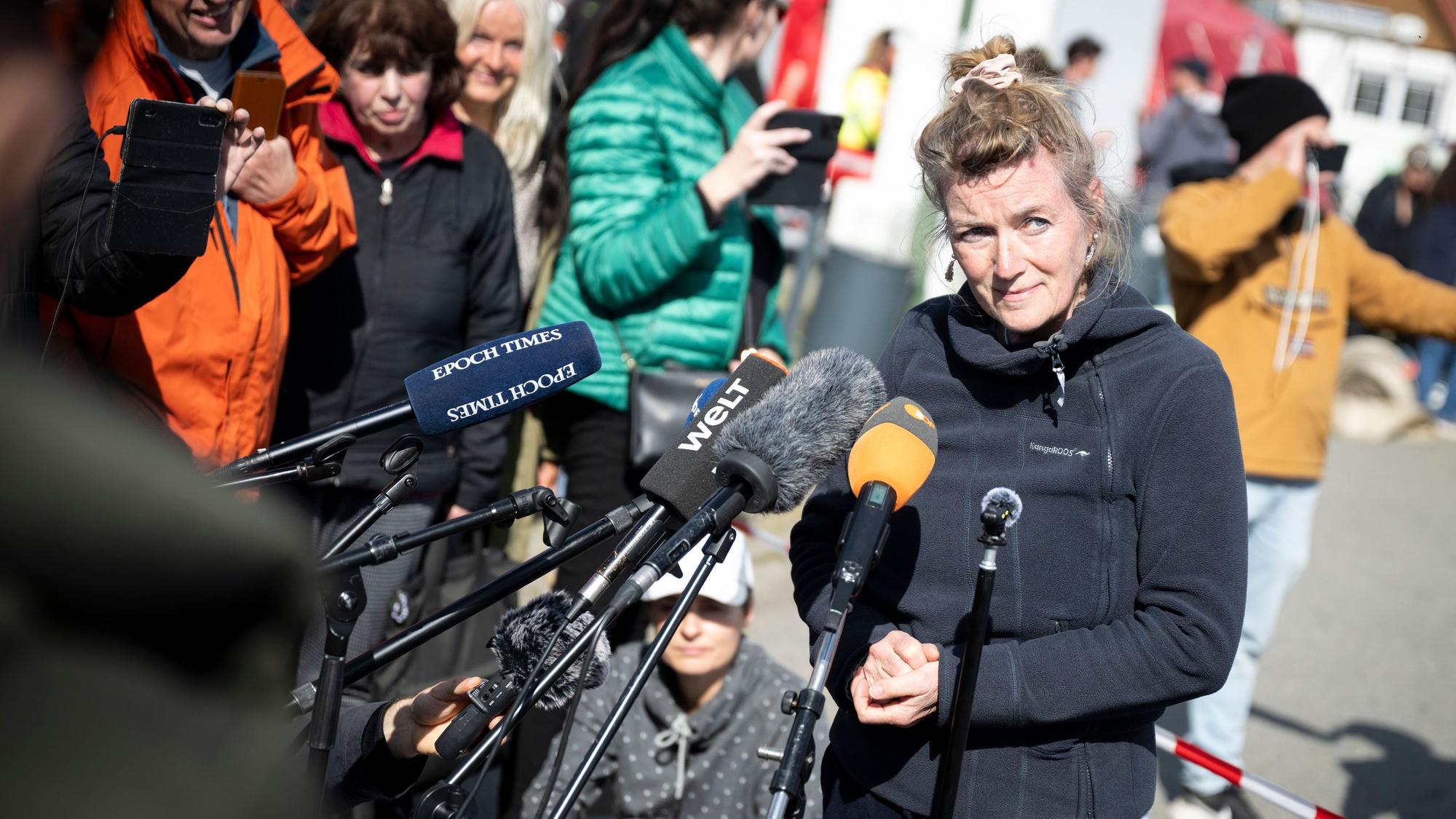 Tierärztin Dr. Kirsten Tönnies spricht vor Medienvertretern.