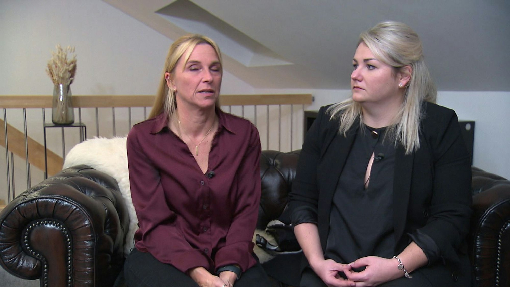 Hauptkritikpunkt von Sandra (links) und Diana: Das Essen war zu kalt.
(Bild: RTL)