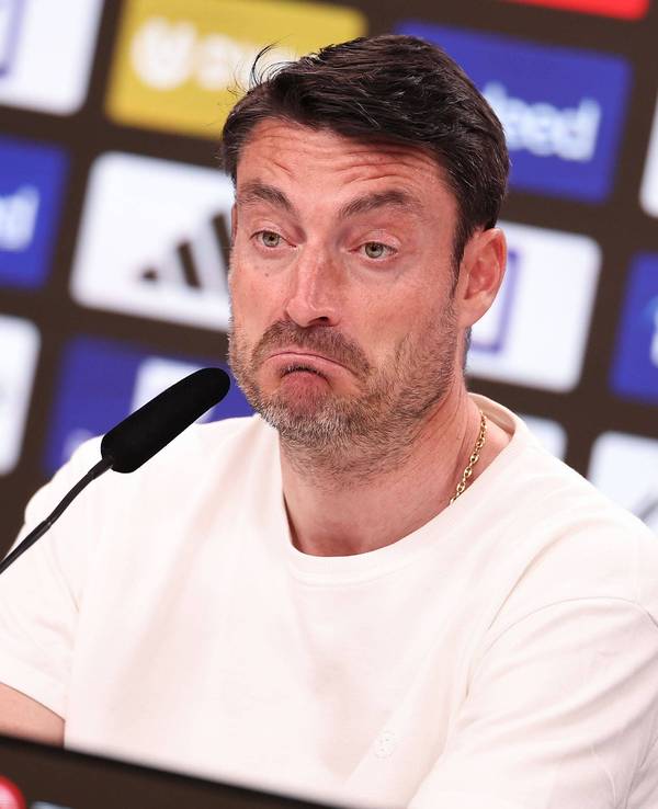 Albert Riera spricht auf einer Pressekonferenz von Eintracht Frankfurt.