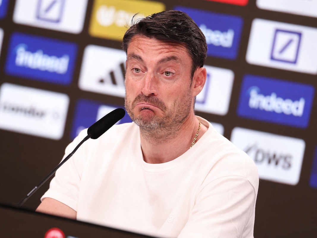 Albert Riera spricht auf einer Pressekonferenz von Eintracht Frankfurt.