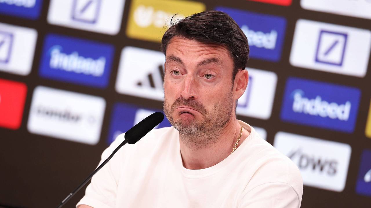 Albert Riera spricht auf einer Pressekonferenz von Eintracht Frankfurt.