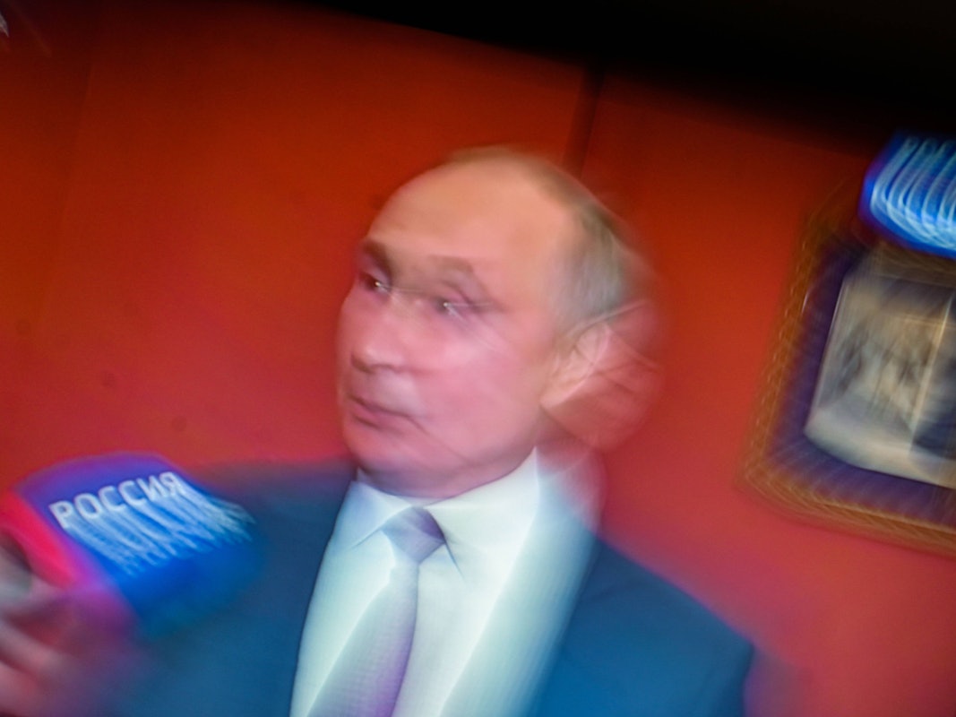 Der russische Präsident Wladimir Putin (hier auf einem Archivbild während eines Interviews mit dem Staatsfernsehen) soll laut Medienberichten stärker überwacht werden.