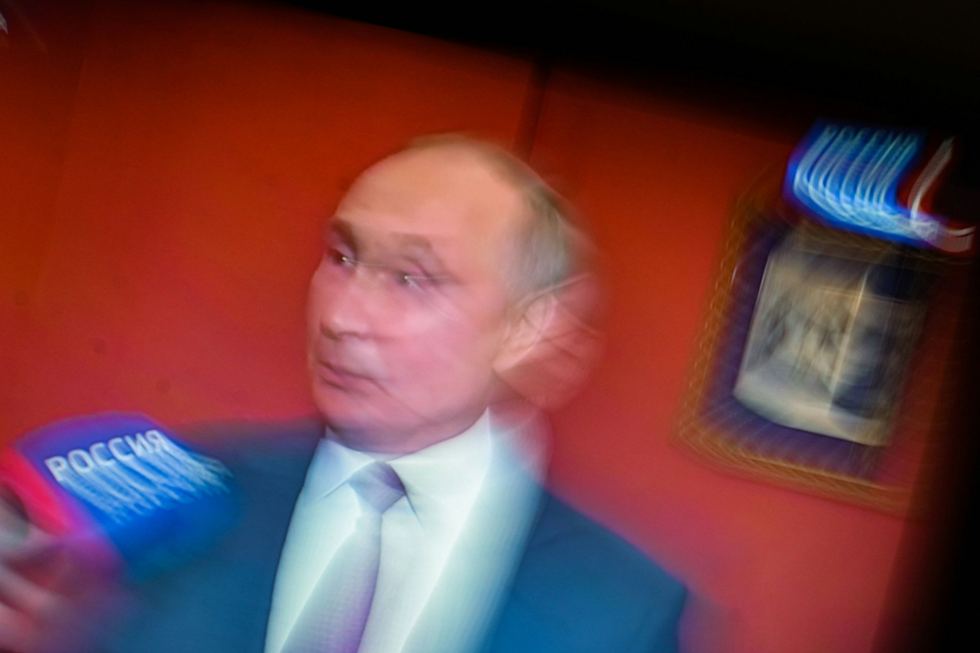 Der russische Präsident Wladimir Putin (hier auf einem Archivbild während eines Interviews mit dem Staatsfernsehen) soll laut Medienberichten stärker überwacht werden.