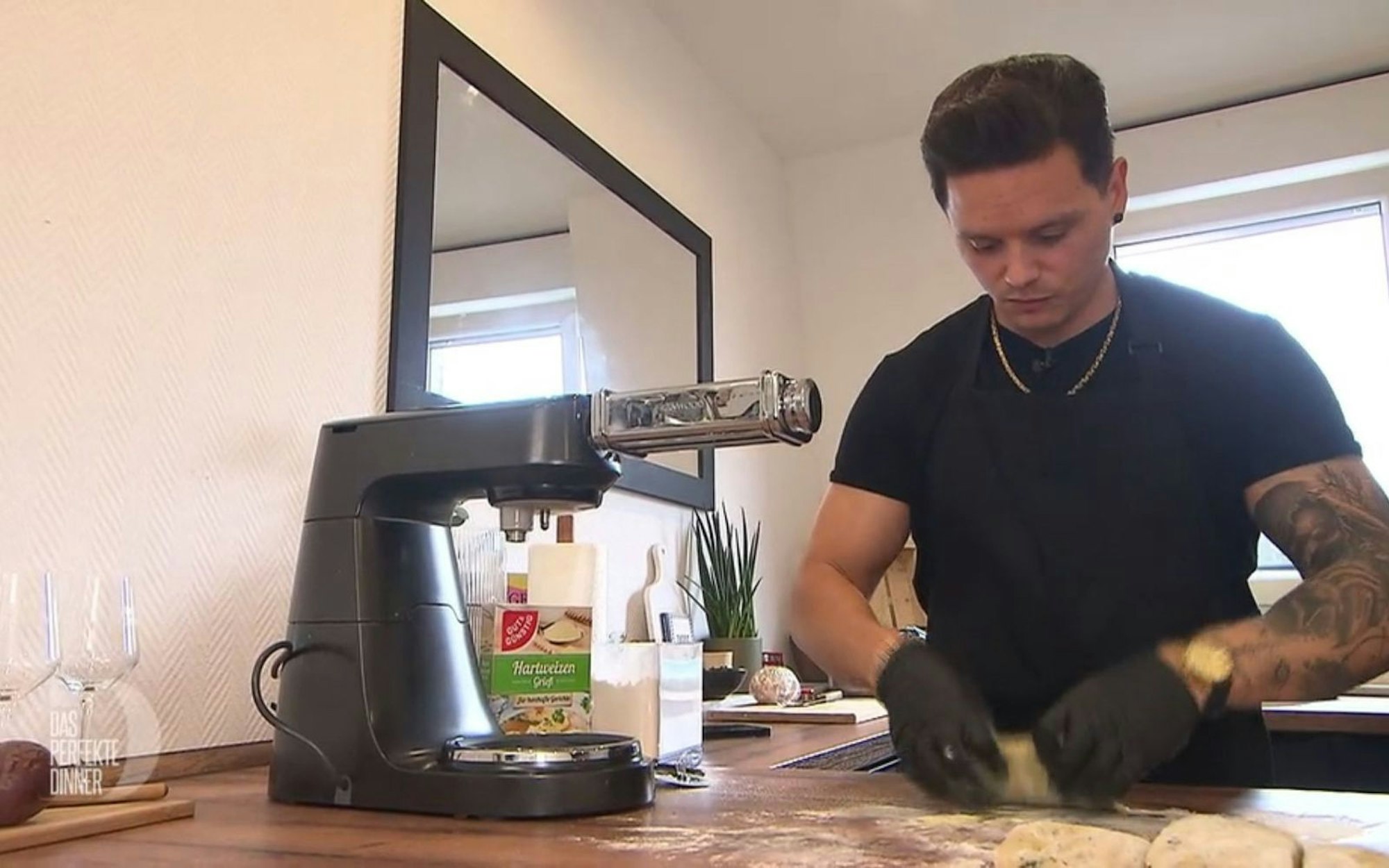 Der Pastateig bereitet Timo große Probleme. Der Übeltäter: zu feuchter Spinat.
(Bild: RTL)