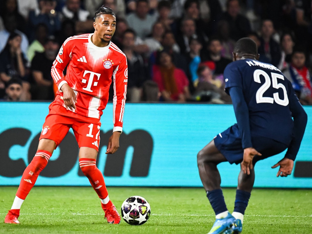 Bayerns Michael Olise gegen PSG-Verteidiger Nuno Mendes