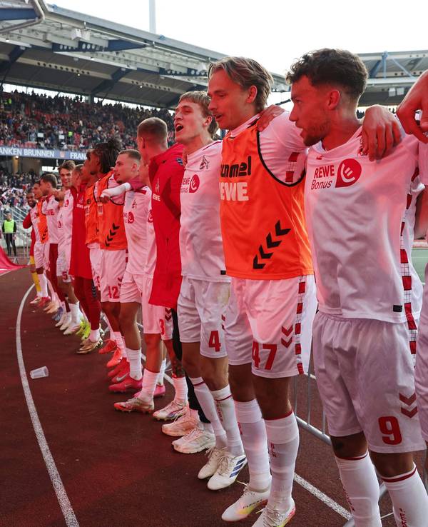 FC-Profis feiern vor der Fankurve.