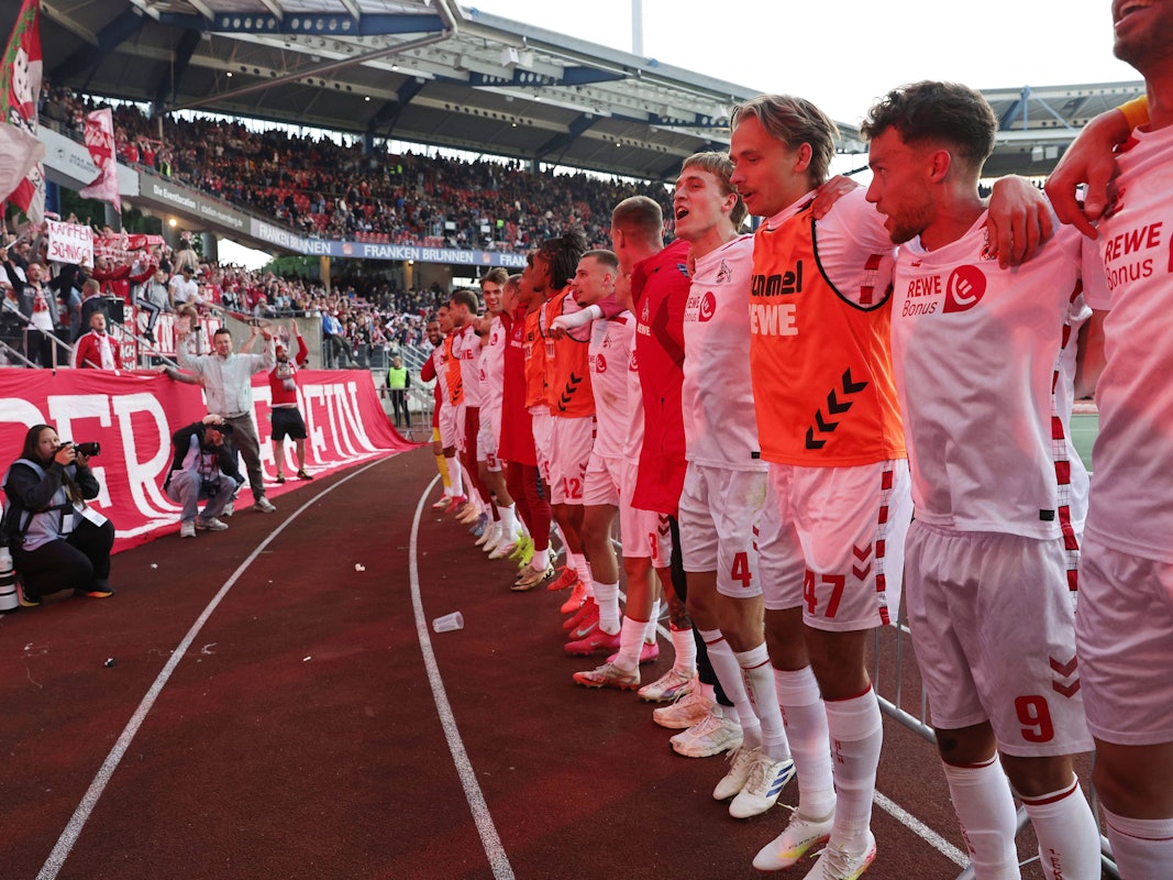 FC-Profis feiern vor der Fankurve.