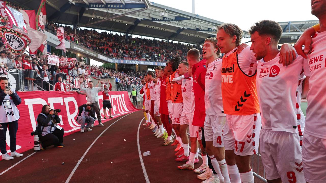 FC-Profis feiern vor der Fankurve.