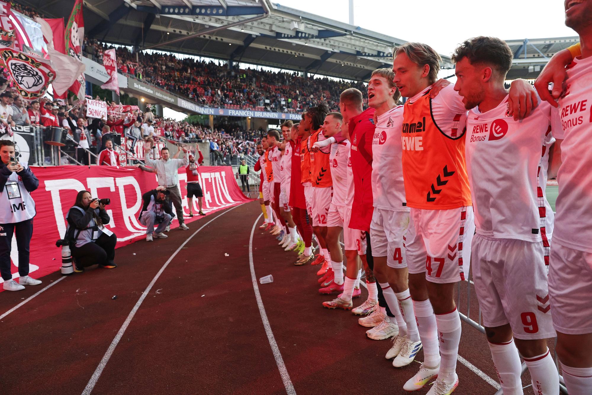 FC-Profis feiern vor der Fankurve.