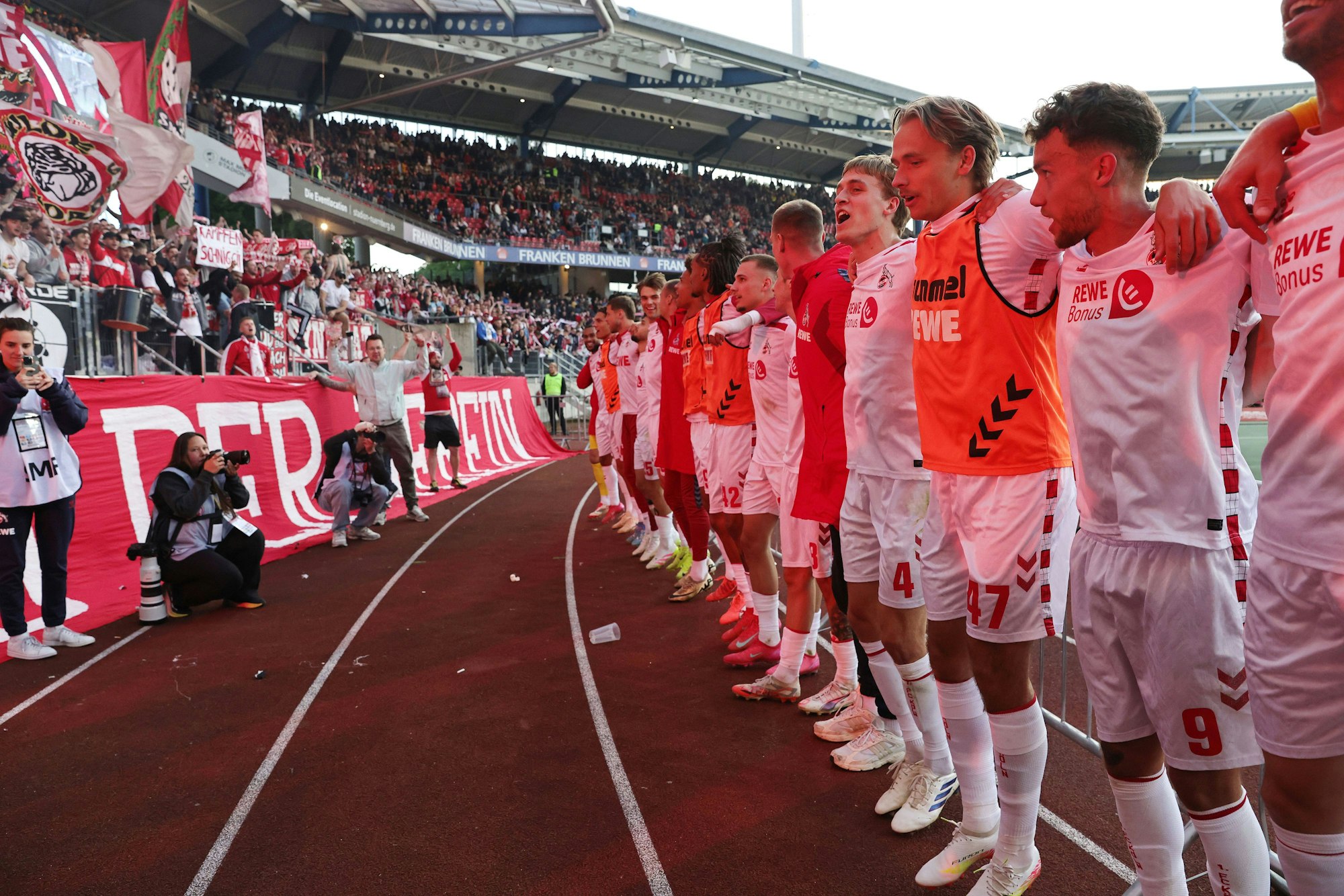 FC-Profis feiern vor der Fankurve.