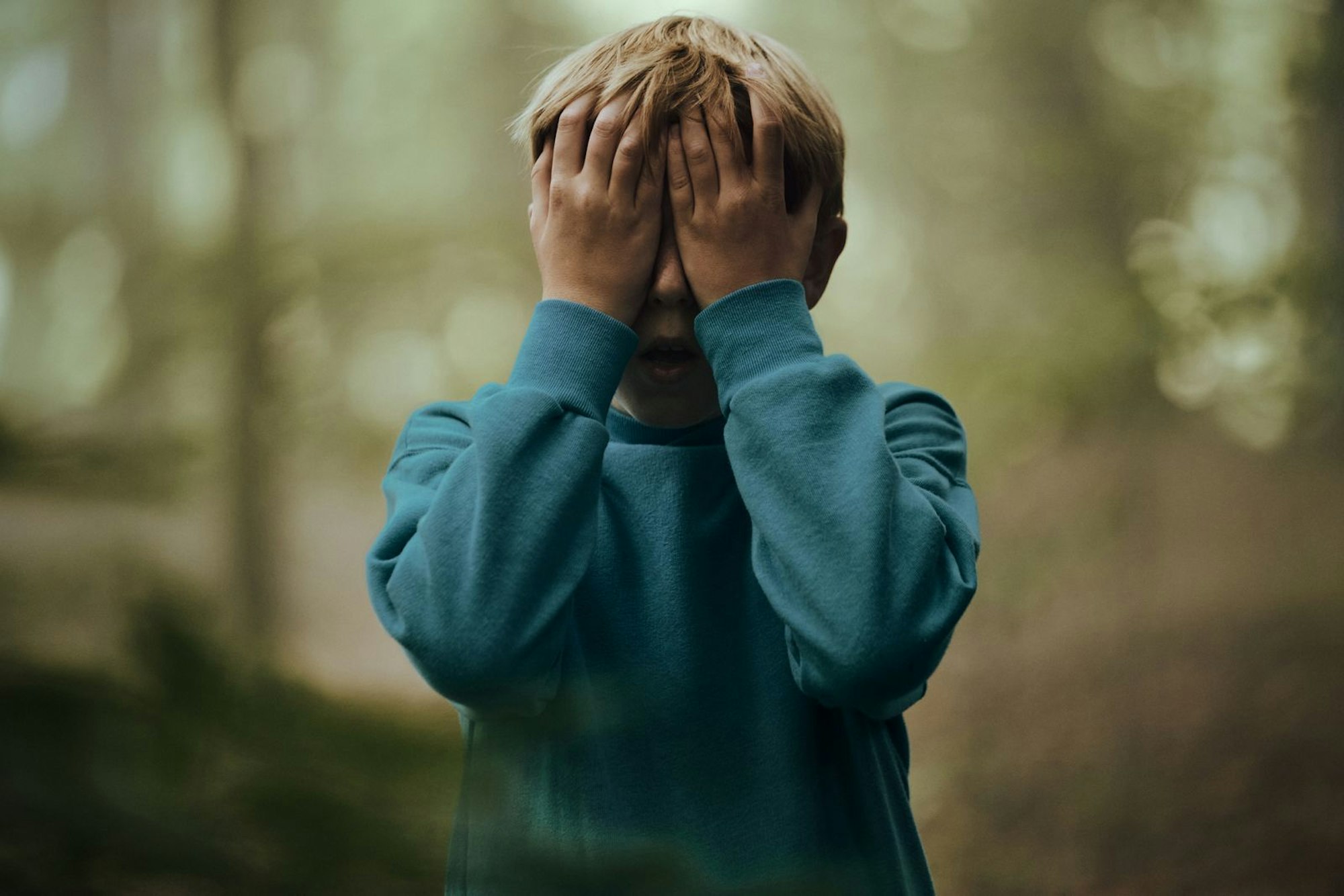 Vor vielen Jahren spielte Emil (David Dam Jexent) bei einem Ausflug mit anderen Heimkindern Verstecken, wenig später machte er einen grausigen Fund. (Bild: Tine Harden/Netflix)