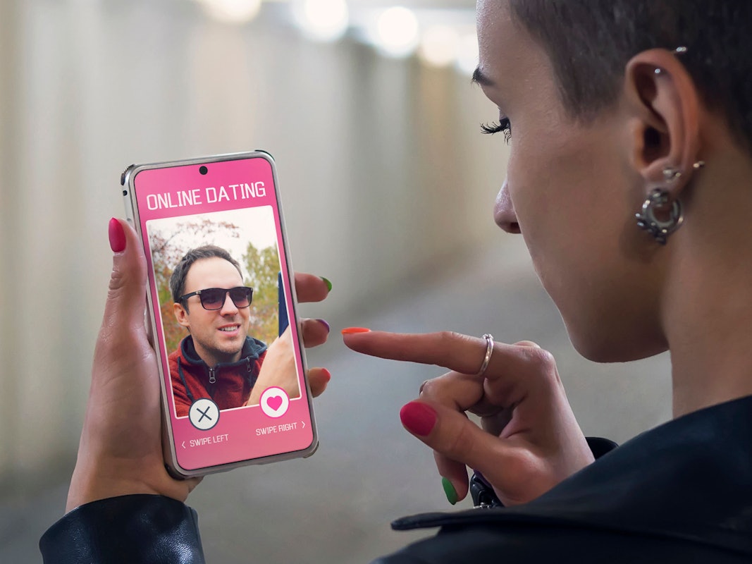 Das Symbolfoto zeigt zwei Personen bei einem Online-Date.
