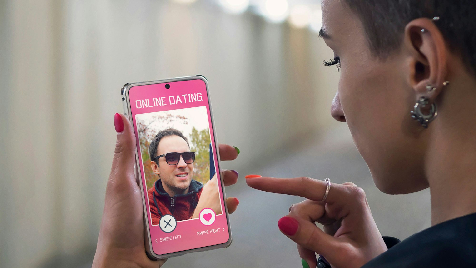 Das Symbolfoto zeigt zwei Personen bei einem Online-Date.