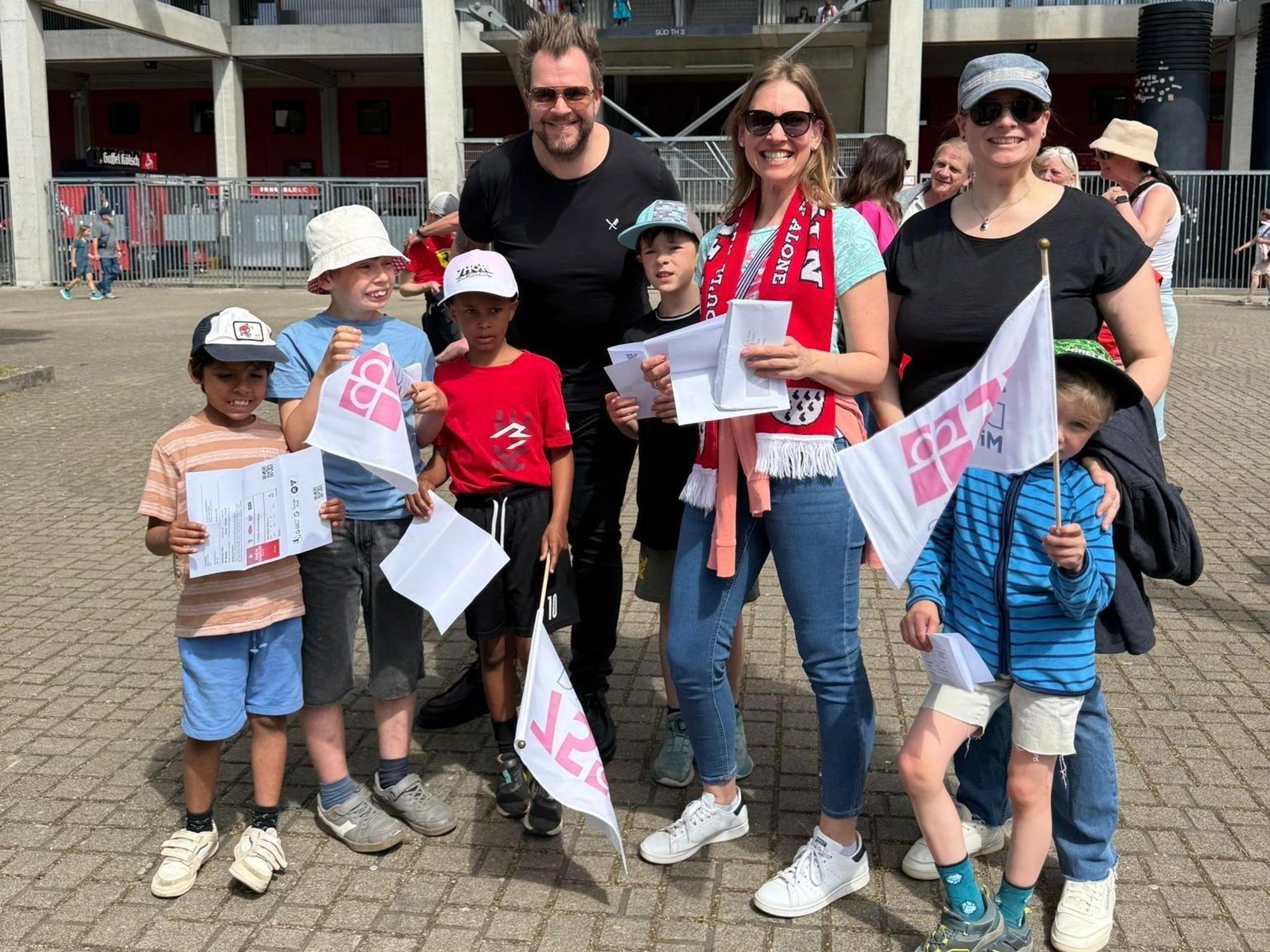 Sven Welter steht vor dem Rhein-Energie-Stadion.
