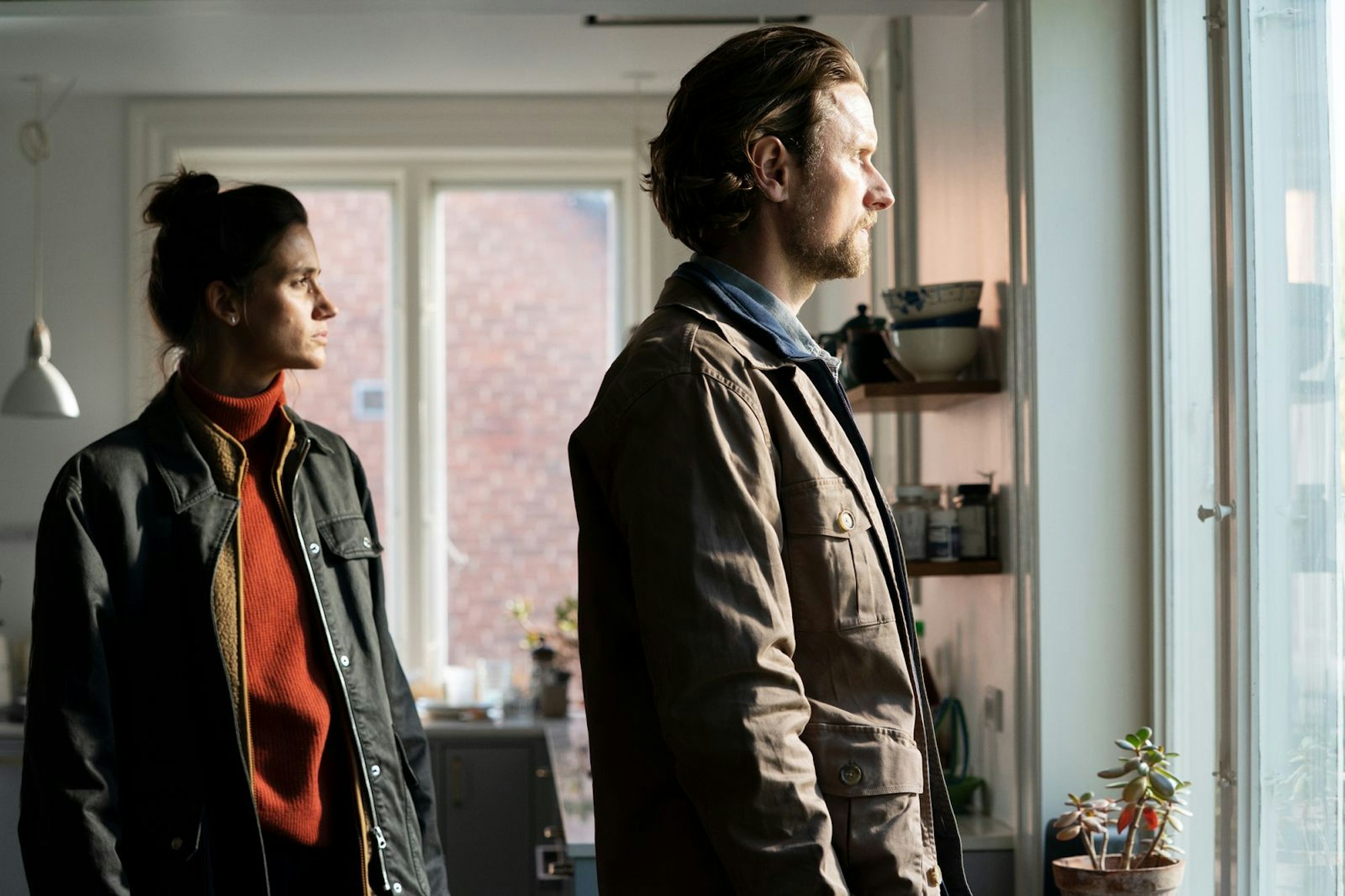 Während sie in einem neuen Mordfall ermitteln, haben Naia Thulin (Danica Curcic) und Mark Hess (Mikkel Boe Følsgaard) auch private Dinge zu klären. (Bild: Tine Harden / Netflix)