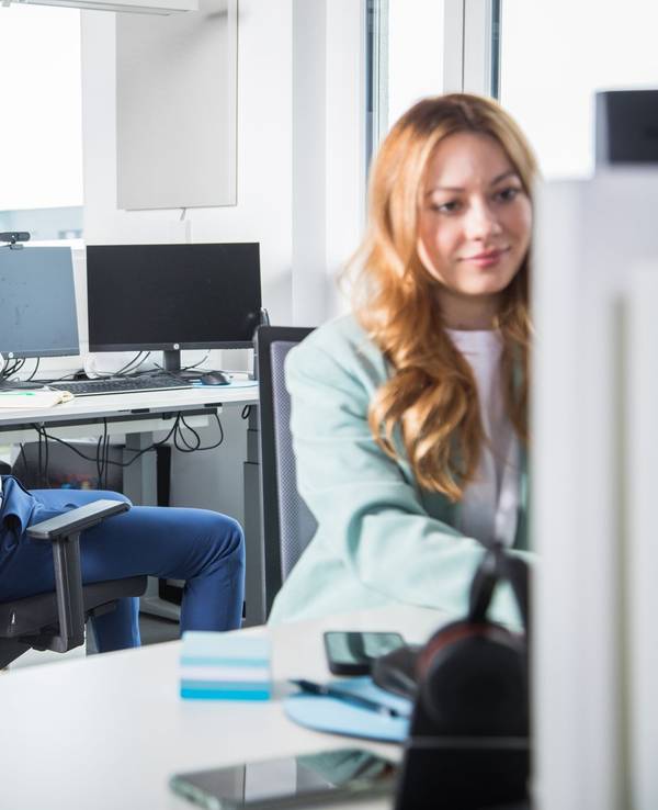 Zwei Kollegen arbeiten in einem Büro