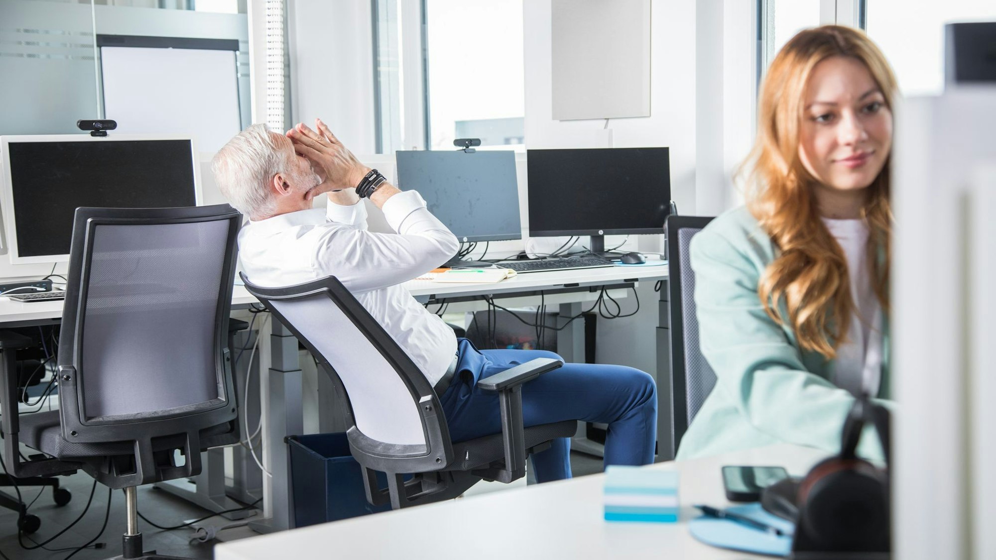 Zwei Kollegen arbeiten in einem Büro