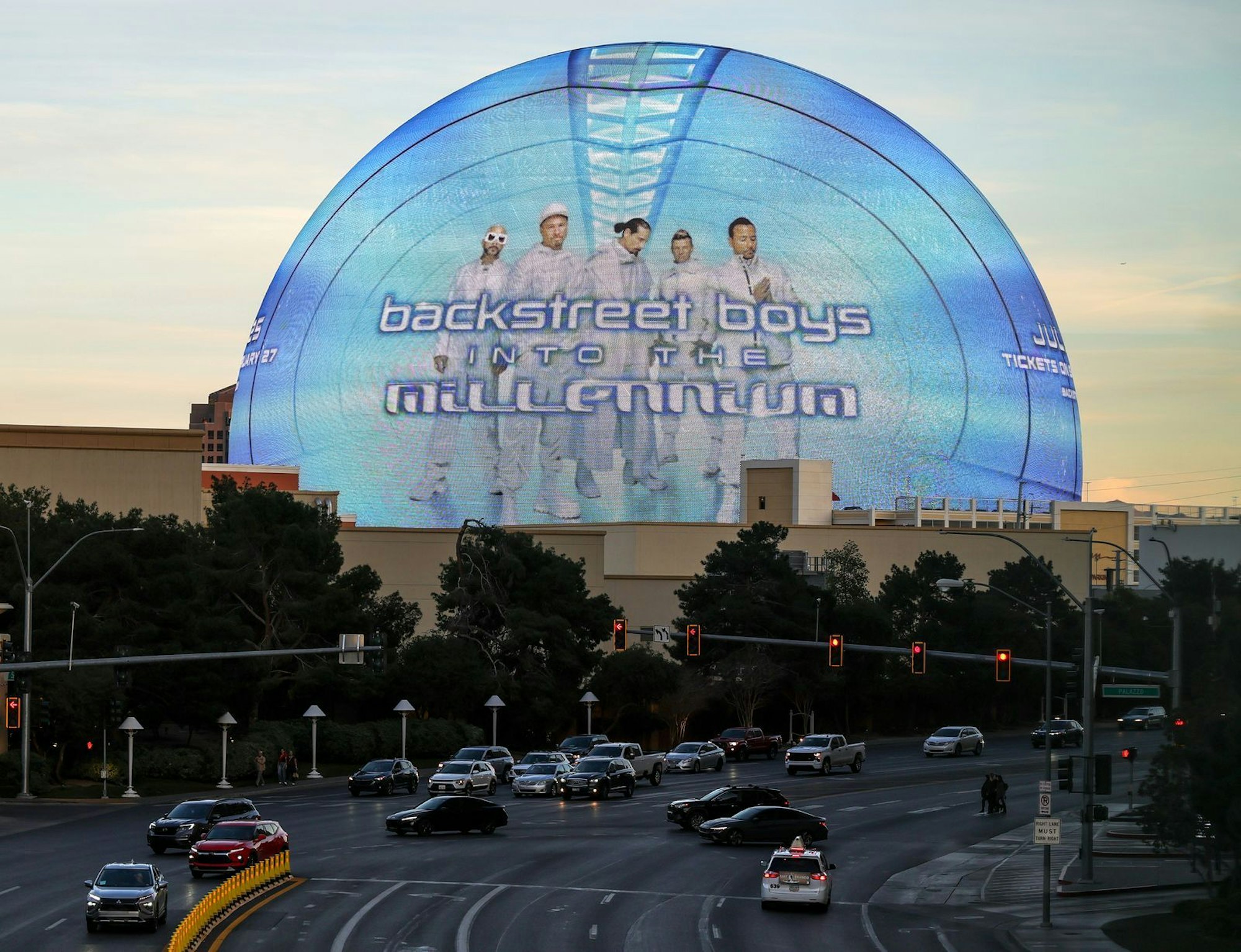 Wie es (noch nicht) endet: Im Sommer spielen Backstreet Boys in der Super-Arena Sphere in Las Vegas 21 Konzerte. Im Herbst kommt die Show für sechs Konzerte, die einzigen in Europa, nach Düsseldorf. (Bild: 2026 Getty Images/Ethan Miller)
