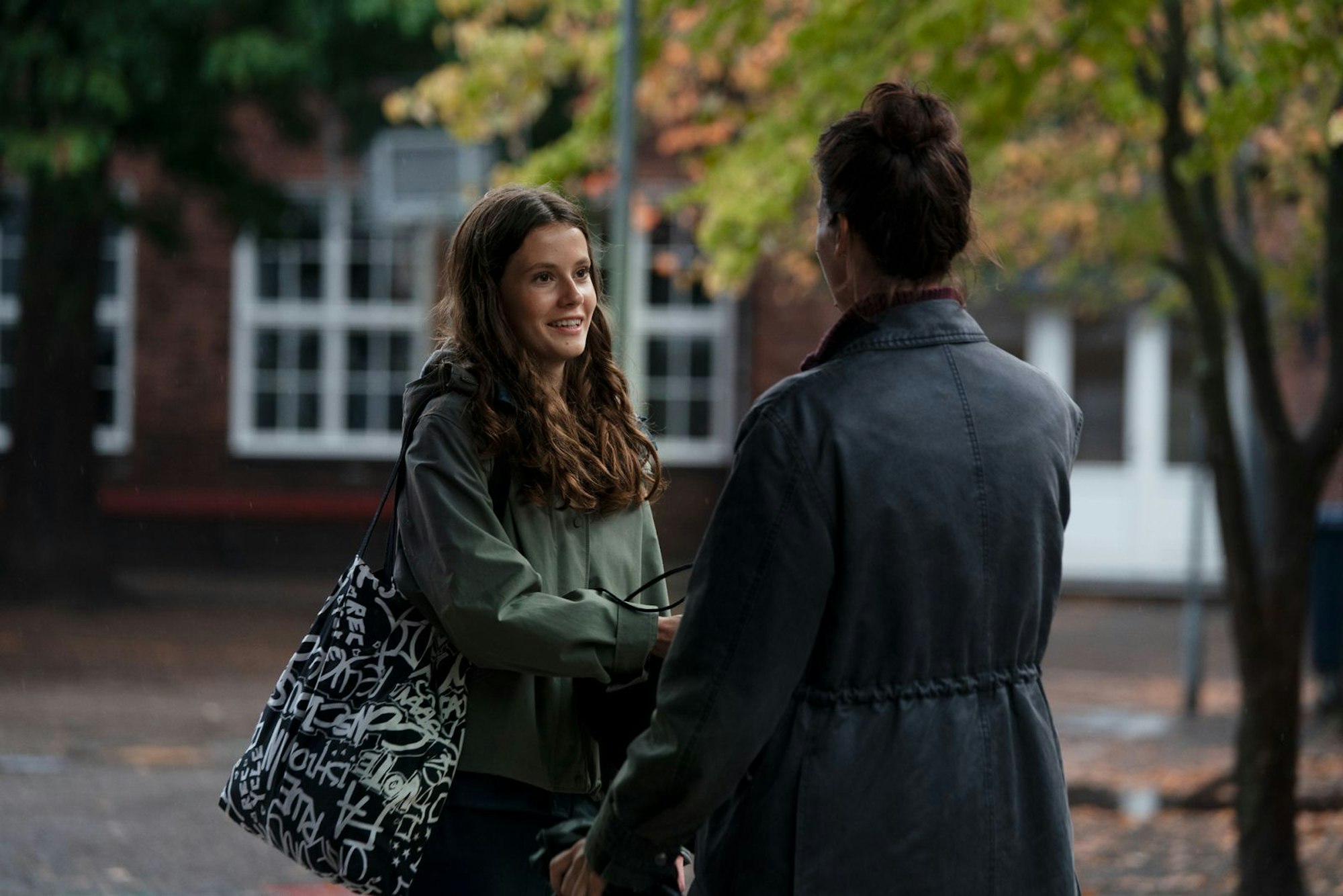 Naia Thulins (Danica Curcic, rechts) Tochter Le (Ester Birch) ist mittlerweile ein Teenager. In der ersten Staffel knüpfte sie eine enge Verbindung zu Naias Kollegen Hess, die offenbar noch immer besteht. (Bild: Tine Harden / Netflix)